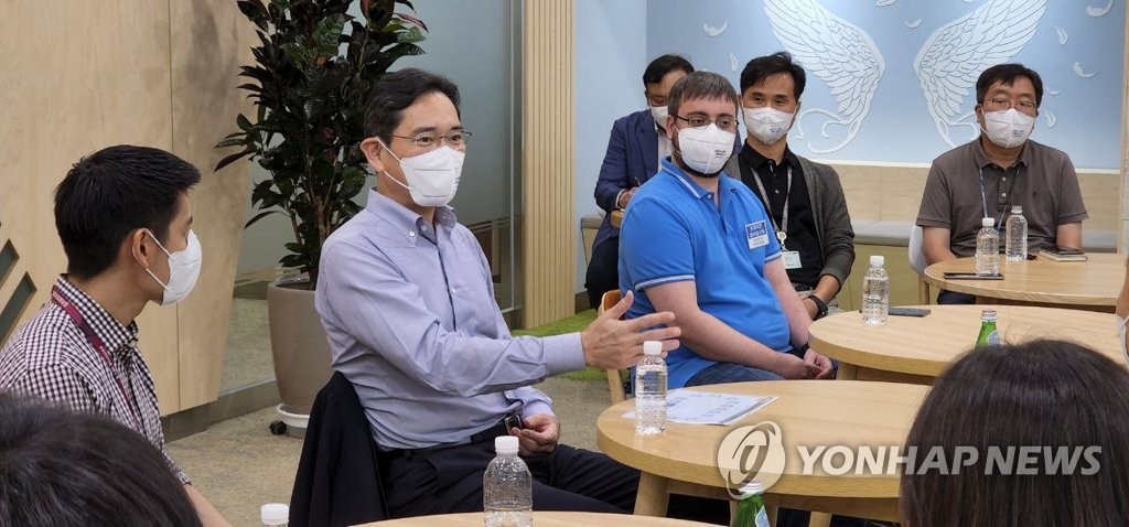 This photo provided by Samsung Electronics Co. on Aug. 19, 2022, shows Vice Chairman Lee Jae-yong (2nd from L) speaking with company employees at the company's campus in Hwaseong, 40 kilometers south of Seoul. (PHOTO NOT FOR SALE) (Yonhap)