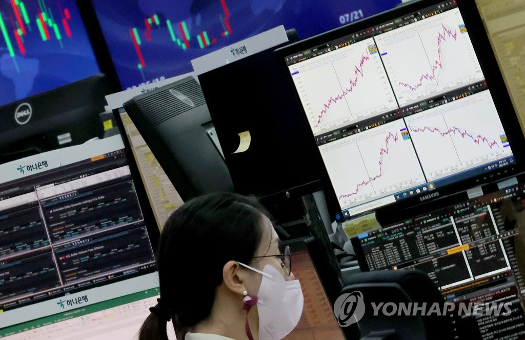 This photo, taken Aug. 23, 2022, shows a dealer watching a computer screen to monitor currency movements at a Hana Bank dealing room in Seoul. (Yonhap)