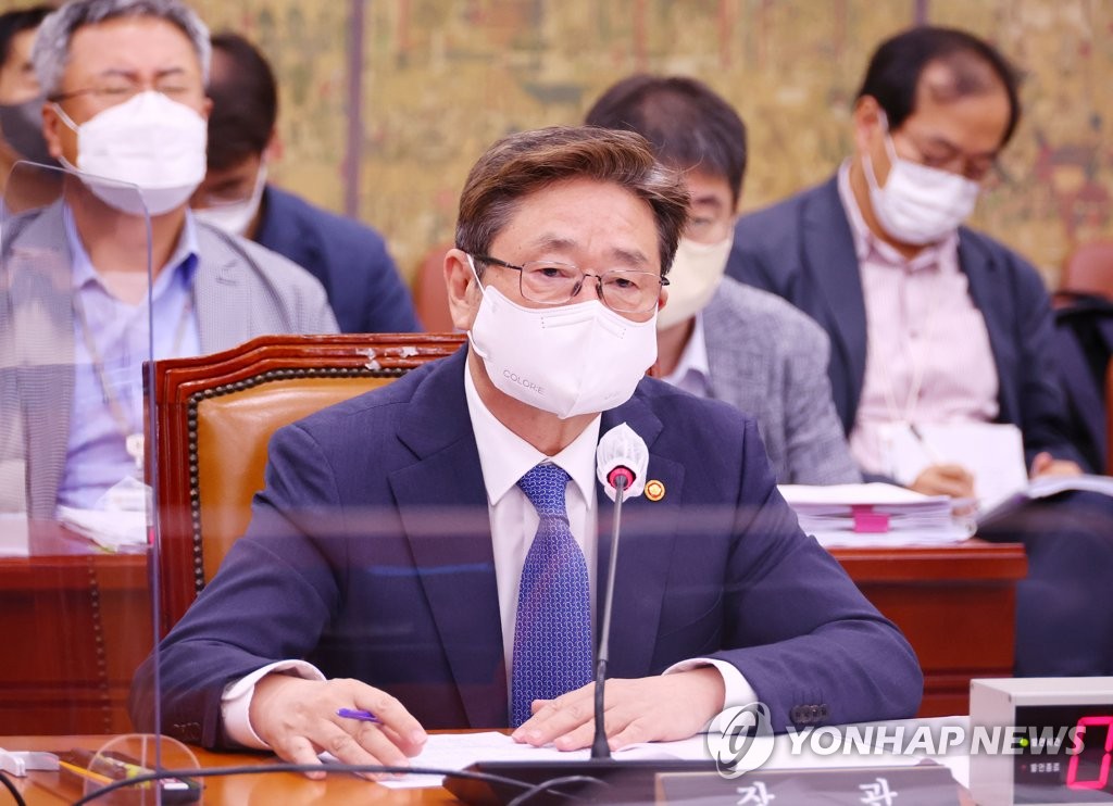Park Bo-gyoon, the minister of culture, sports and tourism, speaks during a plenary session of the parliamentary subcommittee on culture, sports and tourism at the National Assembly in Seoul on Aug. 25, 2022. (Pool photo) (Yonhap)