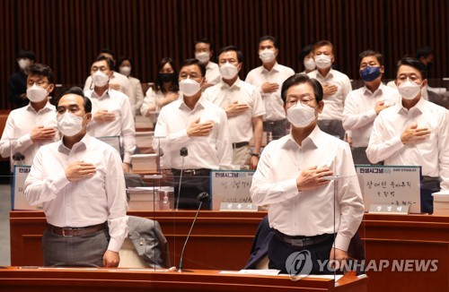국기에 경례하는 이재명