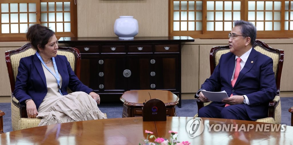 El ministro de Asuntos Exteriores surcoreano, Park Jin (dcha.), habla con Elizabeth Salmón, relatora especial de la ONU sobre la situación de los derechos humanos en Corea del Norte, el 31 de agosto de 2022, en la Cancillería, en Seúl.