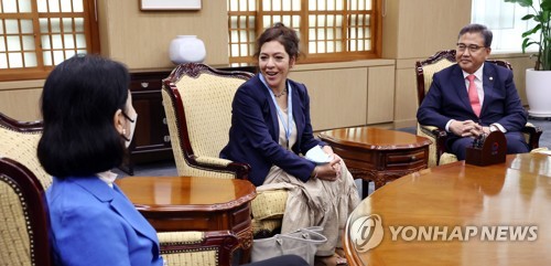 외교부 방문한 살몬 북한인권 특별보고관
