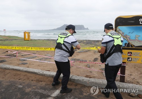 해안가 출입 통제선 설치하는 해경
