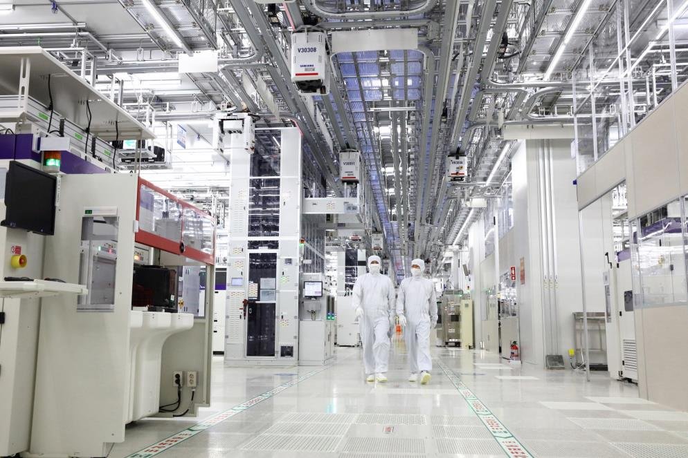 This file photo, provided by Samsung Electronics Co., shows the tech giant's new production line (P3) in Pyeongtaek, 65 kilometers south of Seoul, the largest chip manufacturing facility ever built to date by Samsung, whose production of state-of-the-art NAND flash began on Sept. 7, 2022. (PHOTO NOT FOR SALE) (Yonhap)