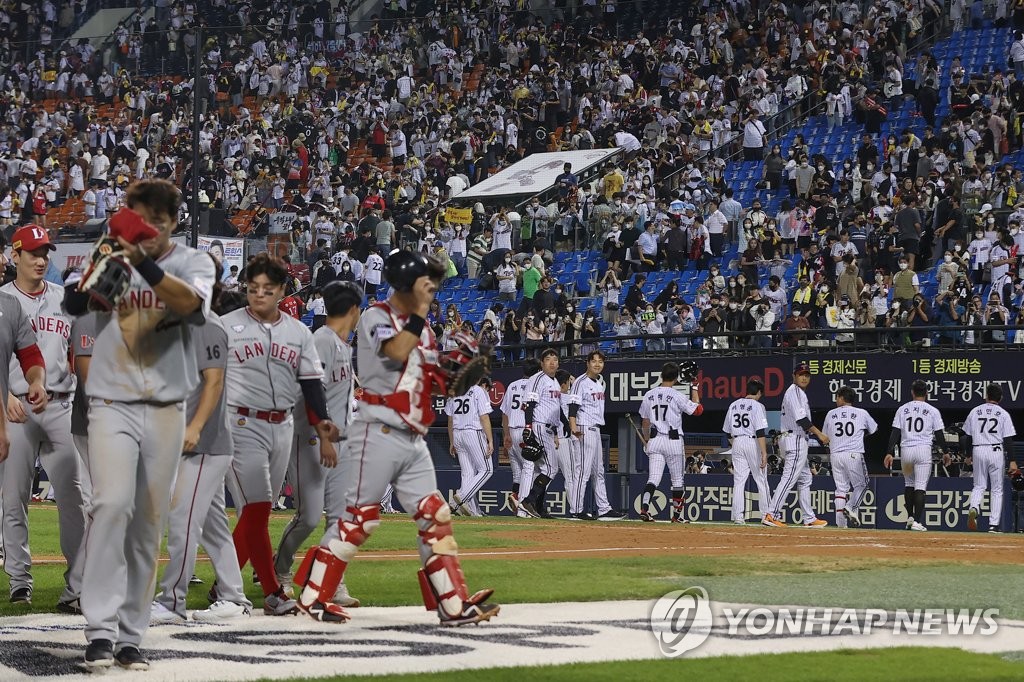 Members of the SSG Landers (L) and the LG Twins leave Jamsil Baseball Stadium in Seoul after their 2-2 tie in a Korea Baseball Organization regular season game on Sept. 7, 2022. (Yonhap)