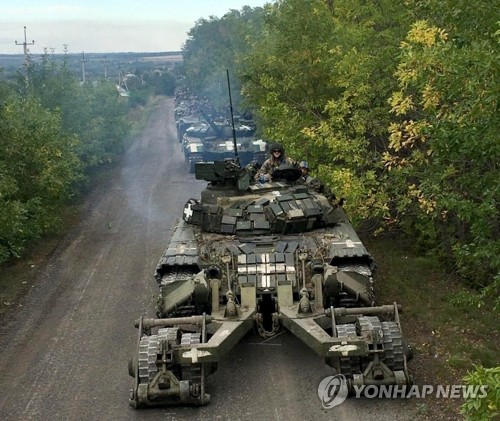공세 벌이는 우크라군 탱크 행렬