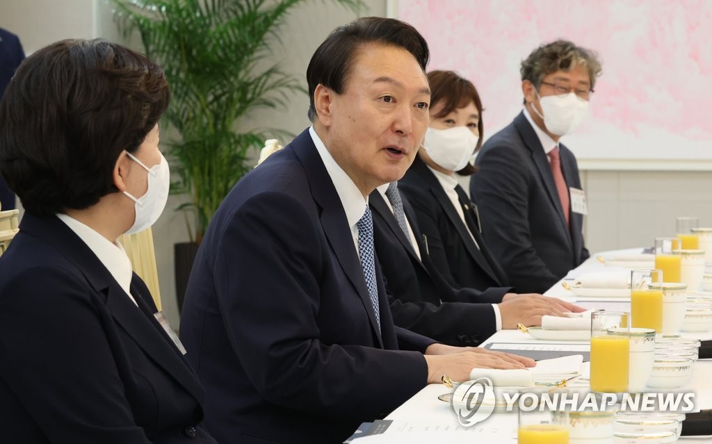 El presidente surcoreano, Yoon Suk-yeol (2º por la izda.), habla durante un almuerzo de trabajo con el comité especial del gobernante Partido del Poder del Pueblo (PPP) encargado de fortalecer la competitividad en el sector de semiconductores, el 14 de septiembre de 2022, en la oficina presidencial, en Seúl.