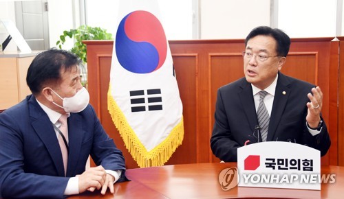 이진복 정무수석과 환담하는 정진석 비상대책위원장