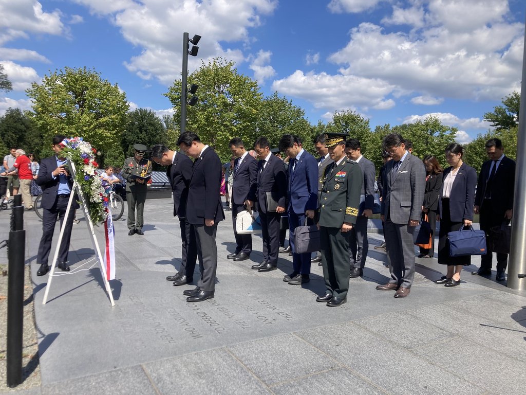 한국전 참전 기념비 헌화하는 외교·국방 차관