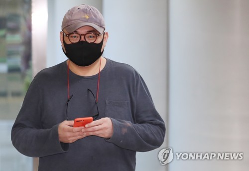 '폭행·흉기 위협' 정창욱 셰프 선고 공판 출석