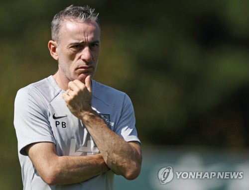 생각에 잠긴 벤투 감독
