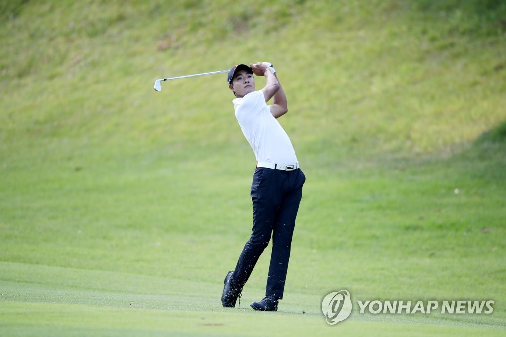 세컨드 아이언 샷 하는 김한별