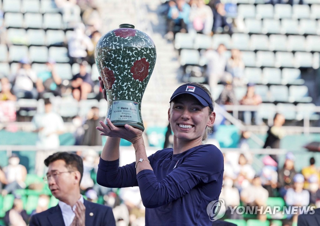 Ekaterina Alexandrova of Russia hoists the champion's trophy after winning the women's singles title at the WTA Hana Bank Korea Open tennis tournament at Olympic Park Tennis Center in Seoul on Sept. 25, 2022. (Yonhap)