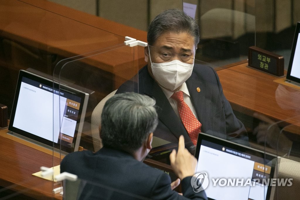 대화하는 박진 장관과 이종섭 장관