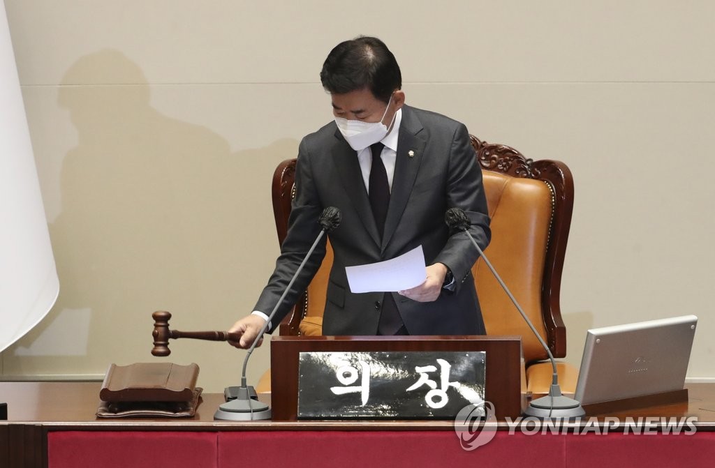 National Assembly Speaker Kim Jin-pyo announces the passage of a motion calling for the dismissal of Foreign Minister Park Jin at the assembly in western Seoul on Sept. 29, 2022. (Pool photo) (Yonhap)