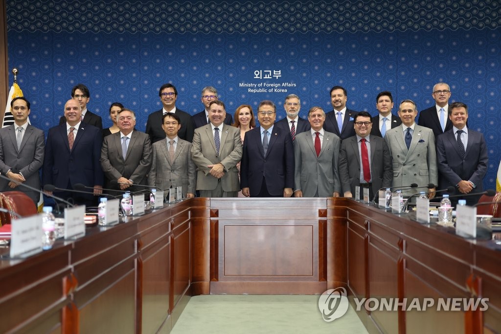 El canciller surcoreano con los embajadores de los países latinoamericanos ante Seúl El canciller surcoreano con los embajadores de los países latinoamericanos ante Seúl