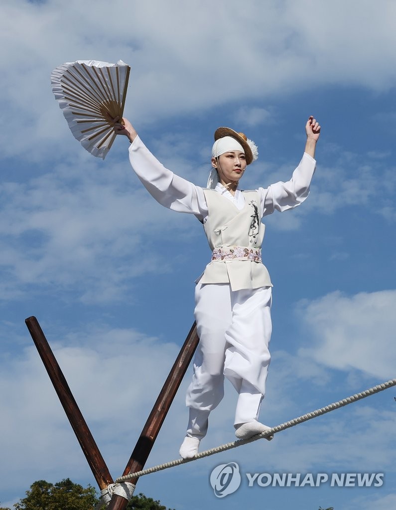 Traditional tightrope walking Traditional tightrope walking