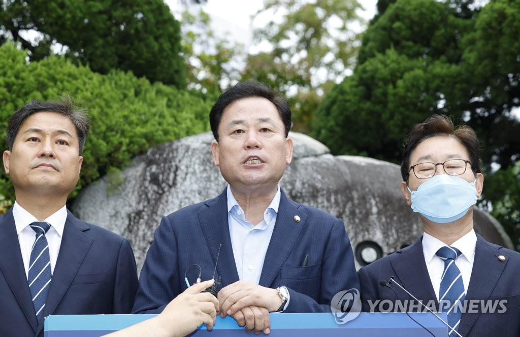 민주당 '윤석열정권 정치탄압대책위원회' 감사원 앞 1인 시위