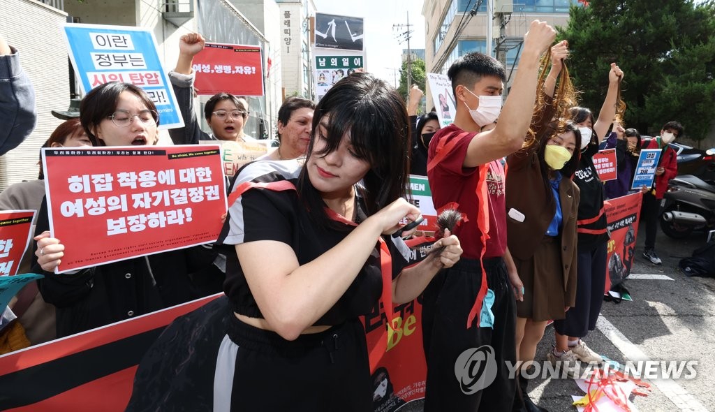 저항의 표시로 머리카락 자르는 이란 여성
