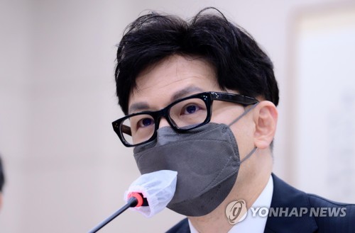 답변하는 한동훈 법무부 장관