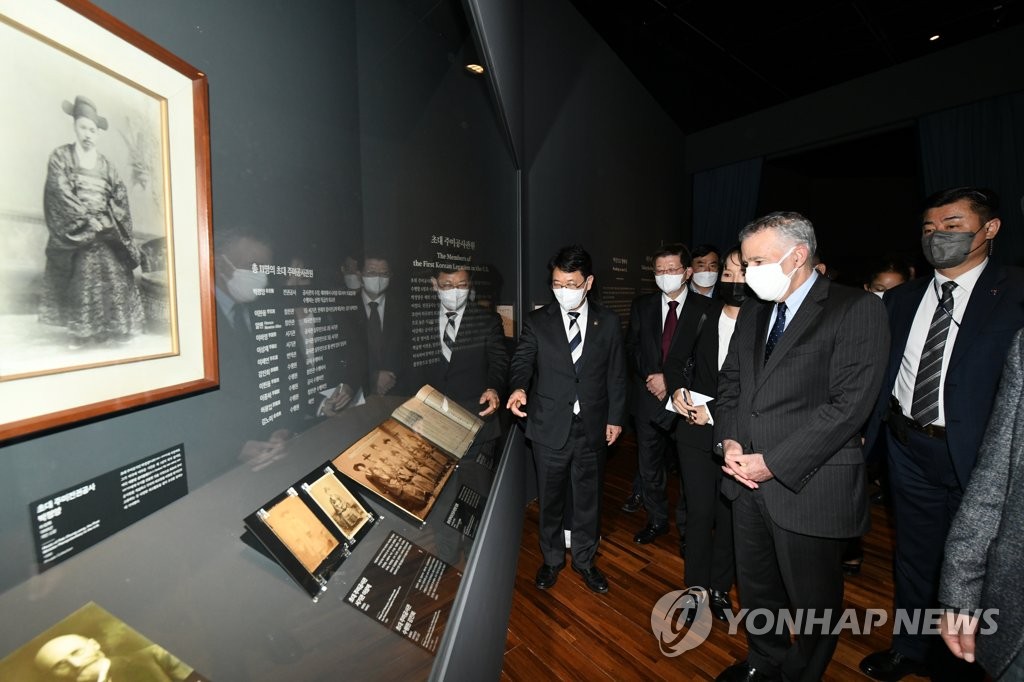 전시 관람하는 골드버그 주한미국대사