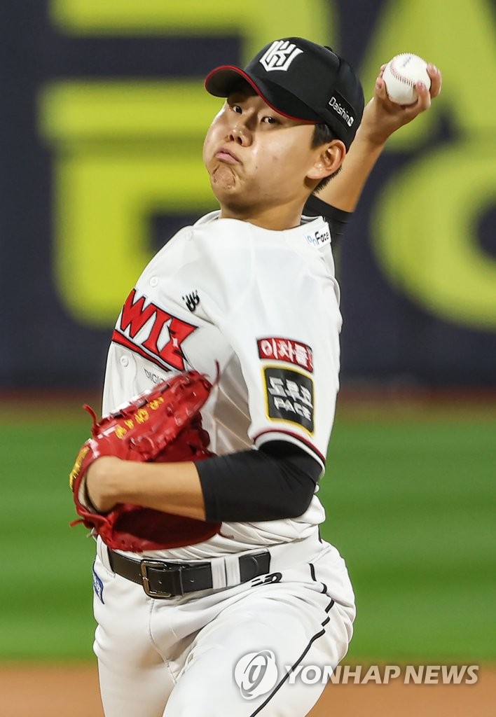 KT Wiz starter So Hyeong-jun pitches against the Kia Tigers during the top of the first inning of a Korea Baseball Organization wild card game at KT Wiz Park in Suwon, 35 kilometers south of Seoul, on Oct. 13, 2022. (Yonhap)
