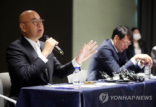질문에 답하는 남궁훈 카카오 각자대표
