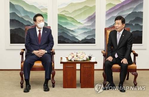 김진표 국회의장과 환담하는 윤석열 대통령