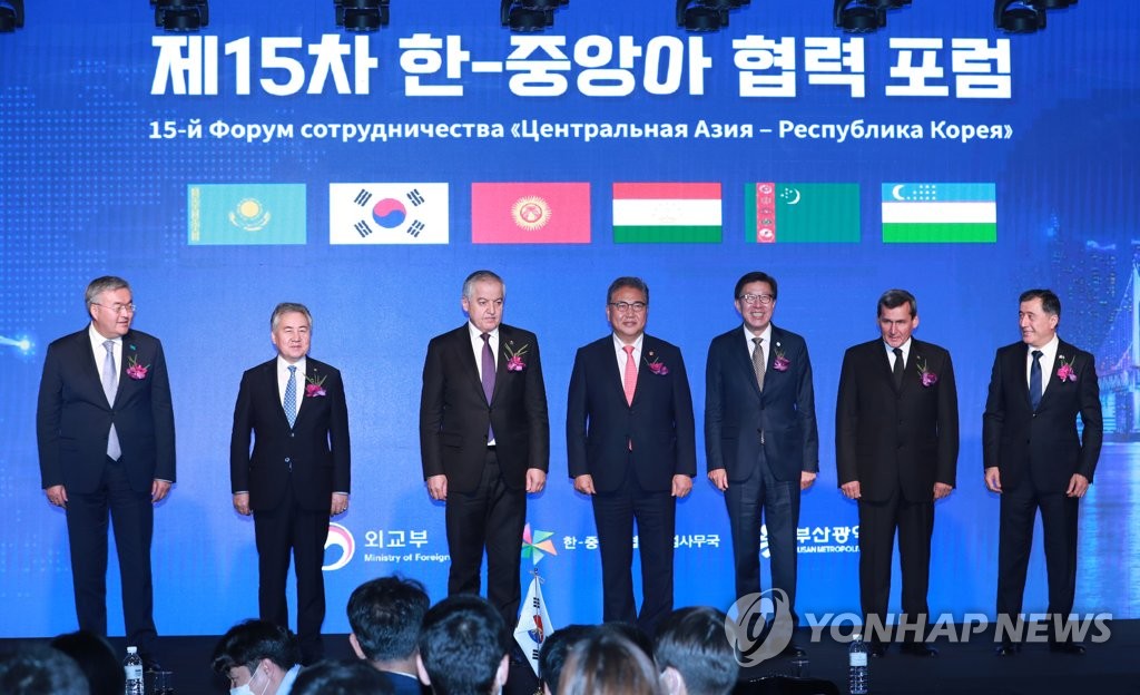 El ministro de Asuntos Exteriores de Corea del Sur, Park Jin (centro), posa para una foto con sus homólogos de cinco países de Asia Central -Uzbekistán, Kazajistán, Tayikistán, Turkmenistán y Kirguistán-, y el alcalde de Busan, Park Heong-joon (3º por la dcha.), durante el 15º Foro de Cooperación Corea del Sur-Asia Central, celebrado, el 25 de octubre de 2022, en la ciudad portuaria meridional surcoreana de Busan.