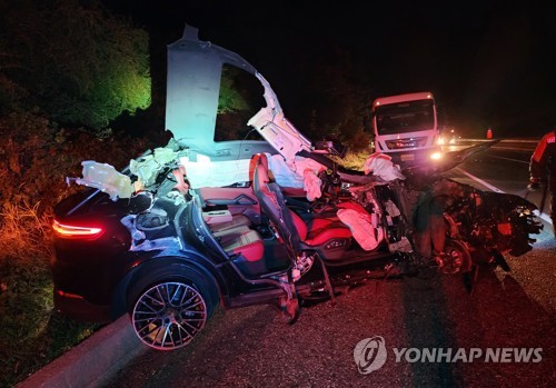 트럭과 부딪혀 파손된 포르쉐 차량