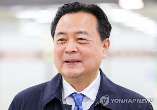 취재진 질문에 답하는 조현동 외교부 1차관
