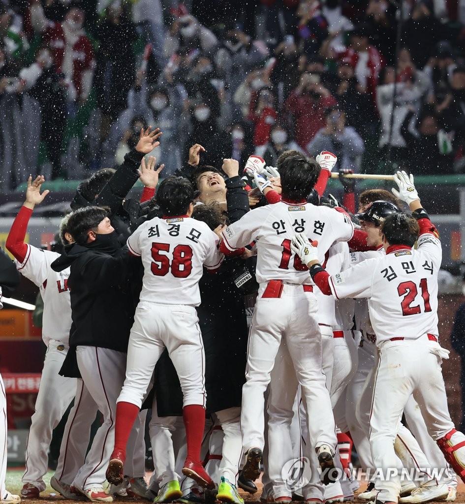 SSG Landers players celebrate their 5-4 victory over the Kiwoom Heroes in Game 5 of the Korean Series at Incheon SSG Landers Field in Incheon, 30 kilometers west of Seoul, on Nov. 7, 2022. (Yonhap)