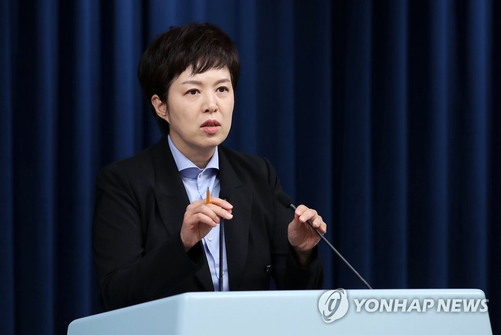 Kim Eun-hye, senior presidential secretary for press affairs, holds a press briefing at the presidential office in Seoul on Nov. 9, 2022. (Yonhap)