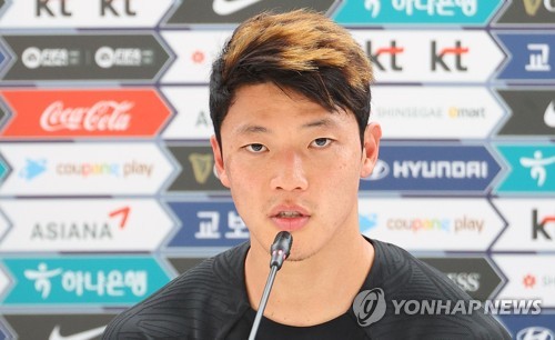 인터뷰하는 황희찬