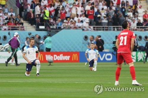 인종차별 항의…무릎 꿇기 퍼포먼스 하는 잉글랜드