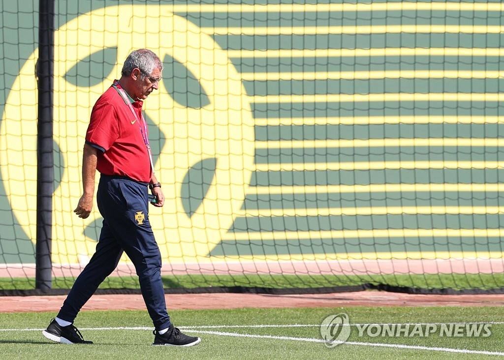 훈련장 들어서는 페르난두 산투스 감독