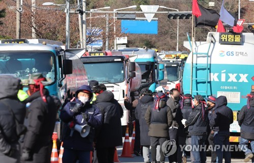 유조차 향해 선전전 하는 화물연대