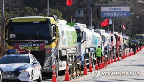 정차해 있는 유조차들