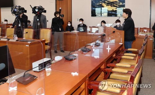 교통법안심사소위에서 안전운임제 관련 의견 말하는 박연수 화물연대 정책기획실장