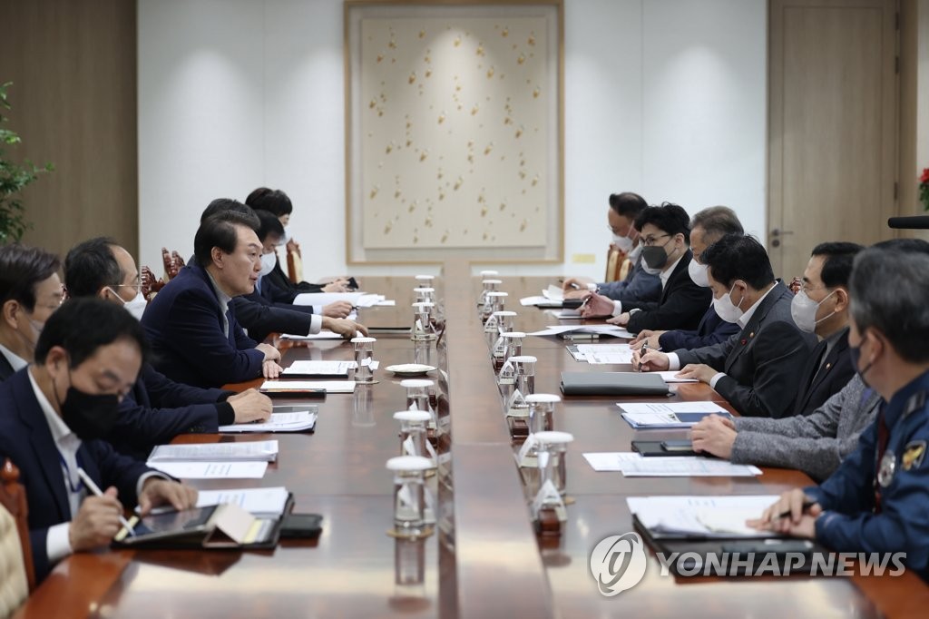 윤석열 대통령, 화물연대 파업 대응 관계장관회의 주재