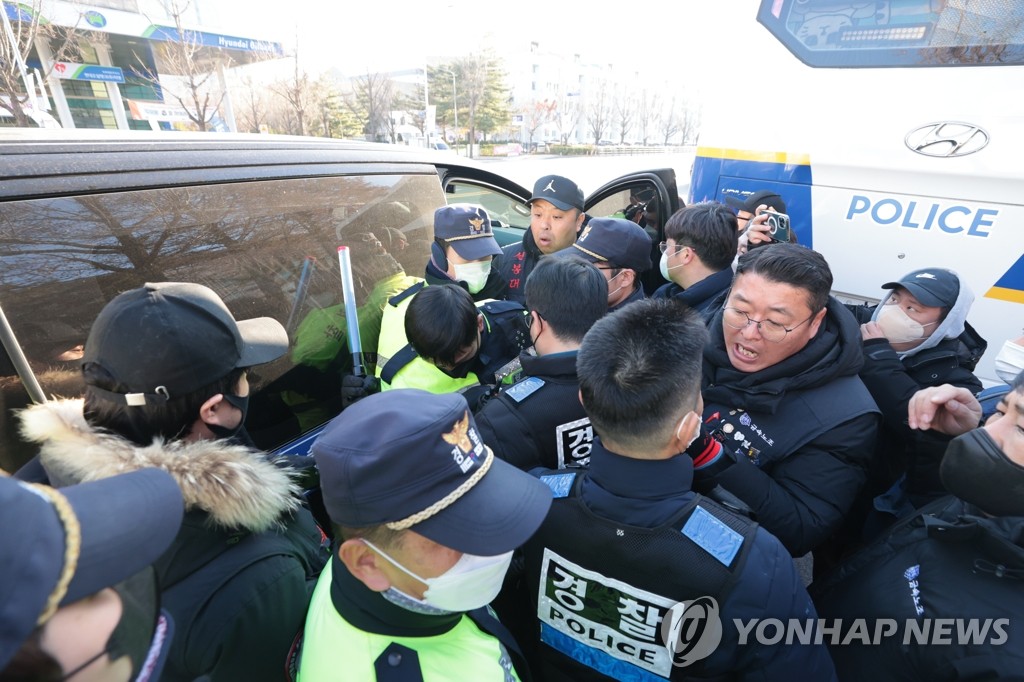 경찰과 충돌하는 금속노조