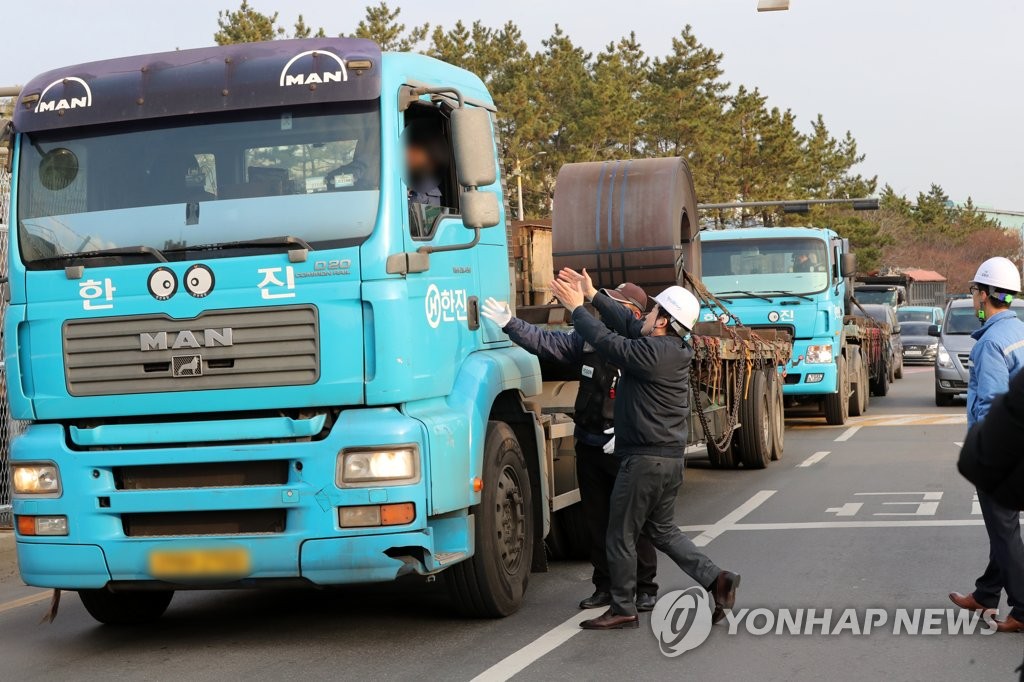 화물차 기사와 악수하는 원희룡