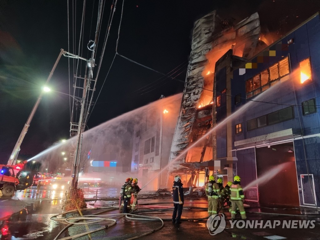 인천 석남동 공장 화재 진화하는 소방당국