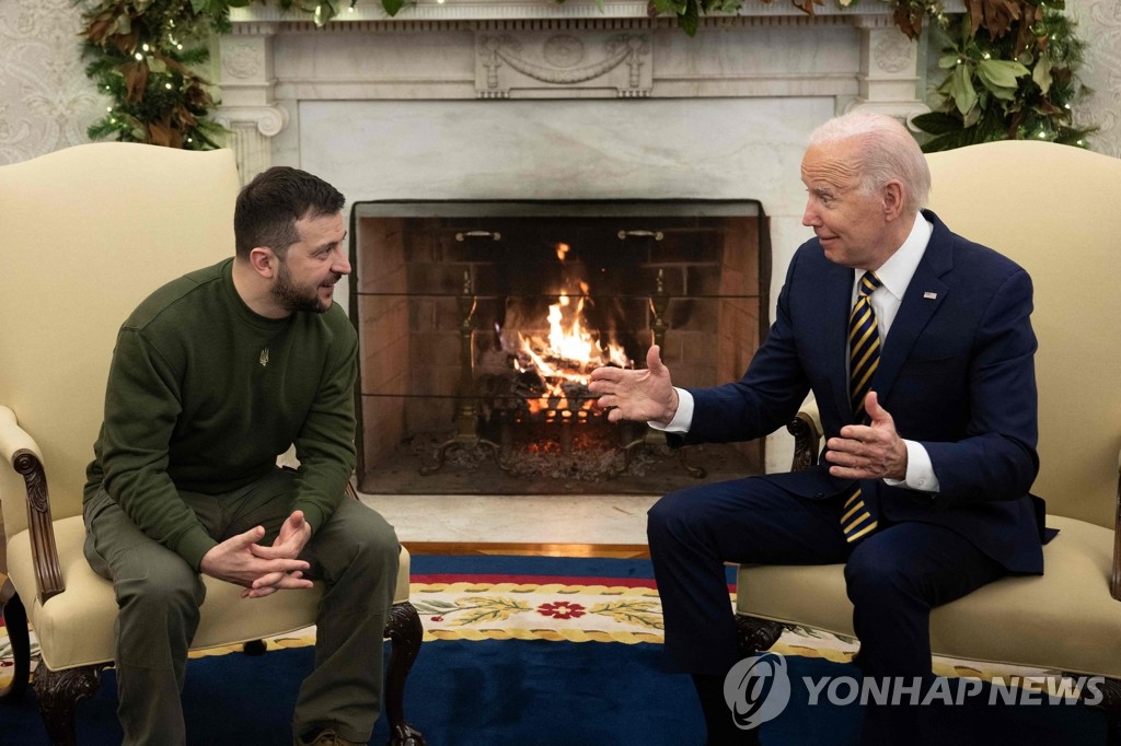얼굴 마주한 젤렌스키와 바이든