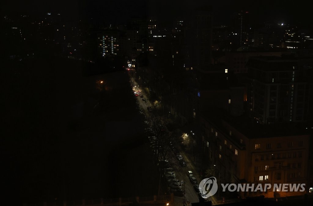 캄캄한 키이우의 밤