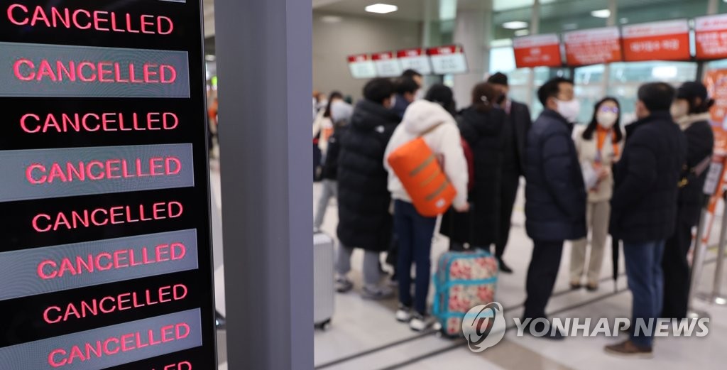 Heavy snow causes flight cancellations Heavy snow causes flight cancellations