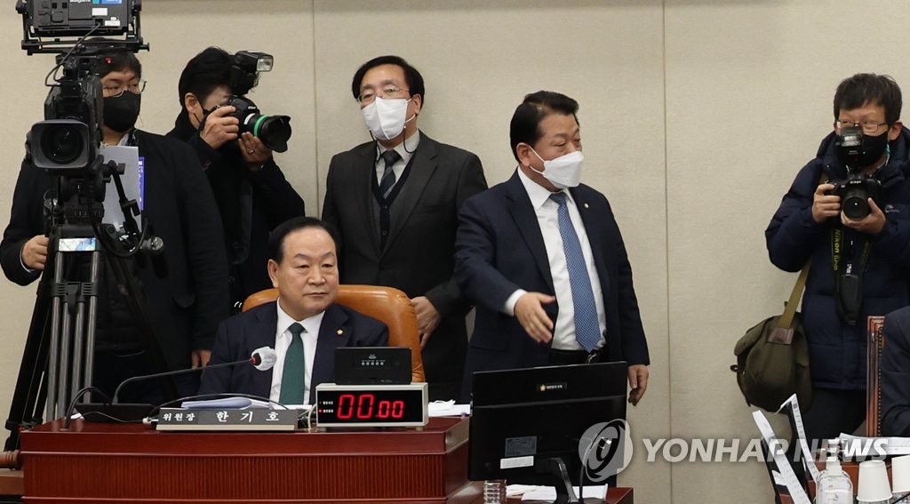 국방위 회의장 나가는 김병주 의원