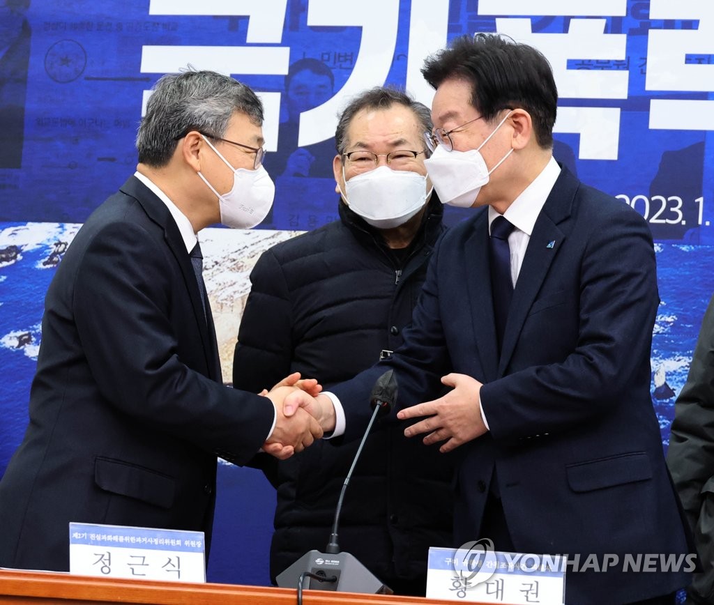 인사하는 이재명 대표