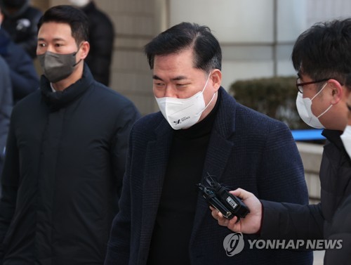 공판 출석하는 유동규