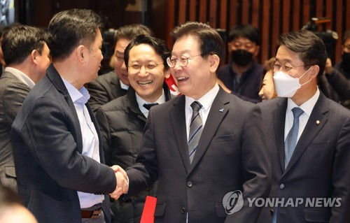 김종민 의원과 대화하는 이재명 대표